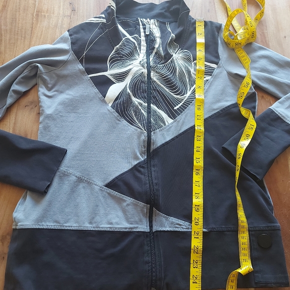 Schwiing Full zip athletic jacket. Black/ gray sweater, size L - Picture 10 of 10